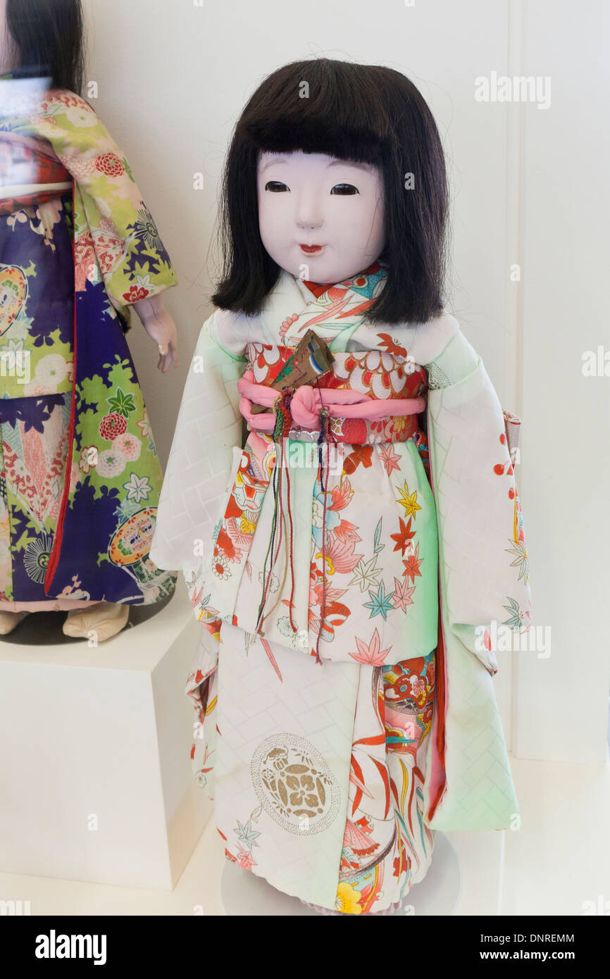 Vintage muñeca japonesa vestida con un kimono, c. 1930 Fotografía de stock  - Alamy