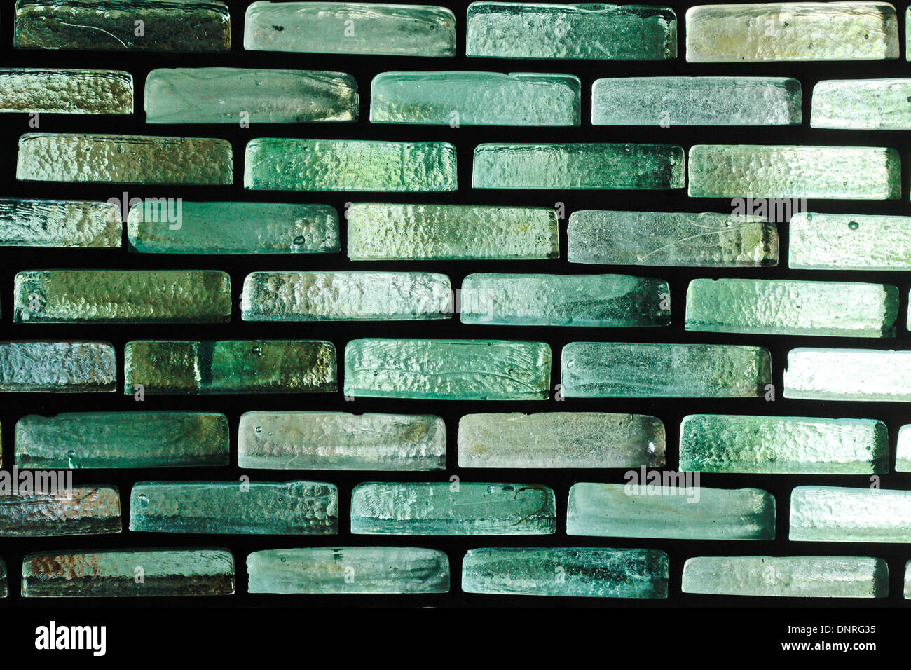 Muro de ladrillos de cristal como fondo Foto de stock