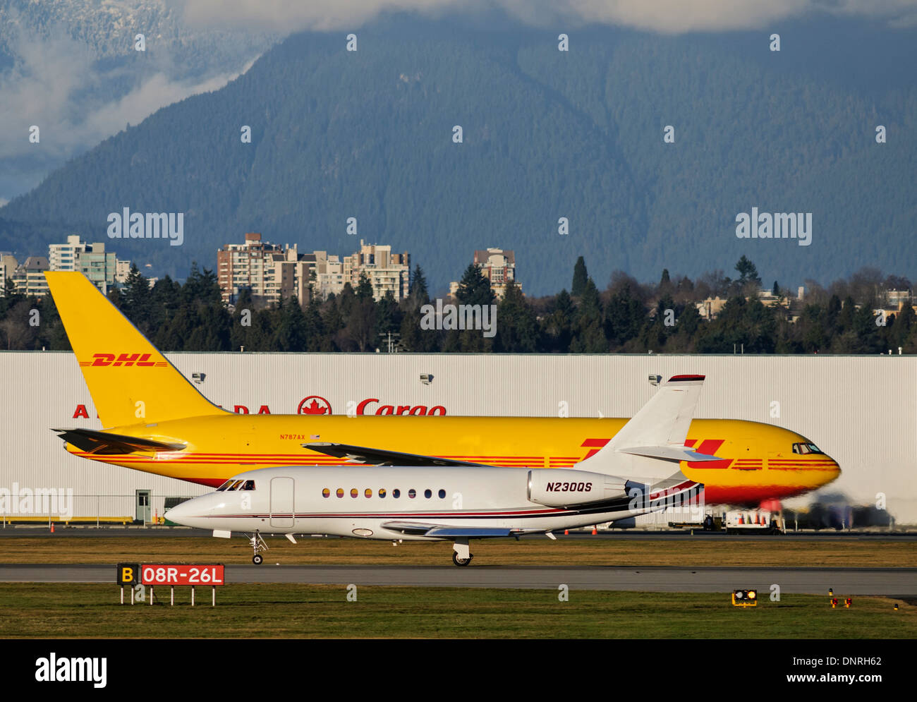 NetJets Dessault Falcon 2000EX ejecutivo de negocios privados fácil avión avión aterriza de aterrizaje del Aeropuerto Internacional de Vancouver Foto de stock