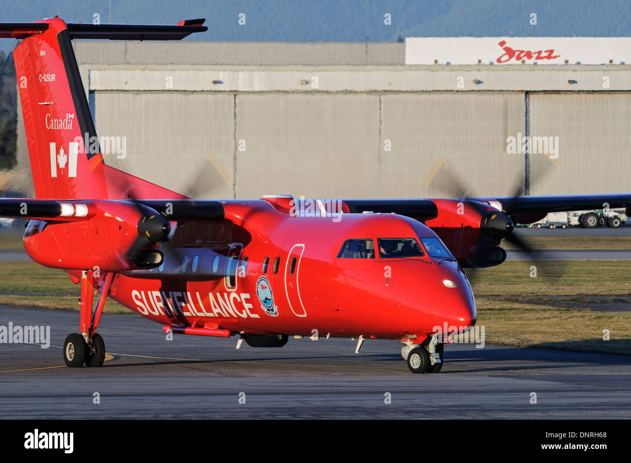 Transporte Canadá Dash 8 aviones de vigilancia aérea marítima C-GSUR taxis de aeropuerto asfalto después de patrulla de la costa de Canadá Foto de stock