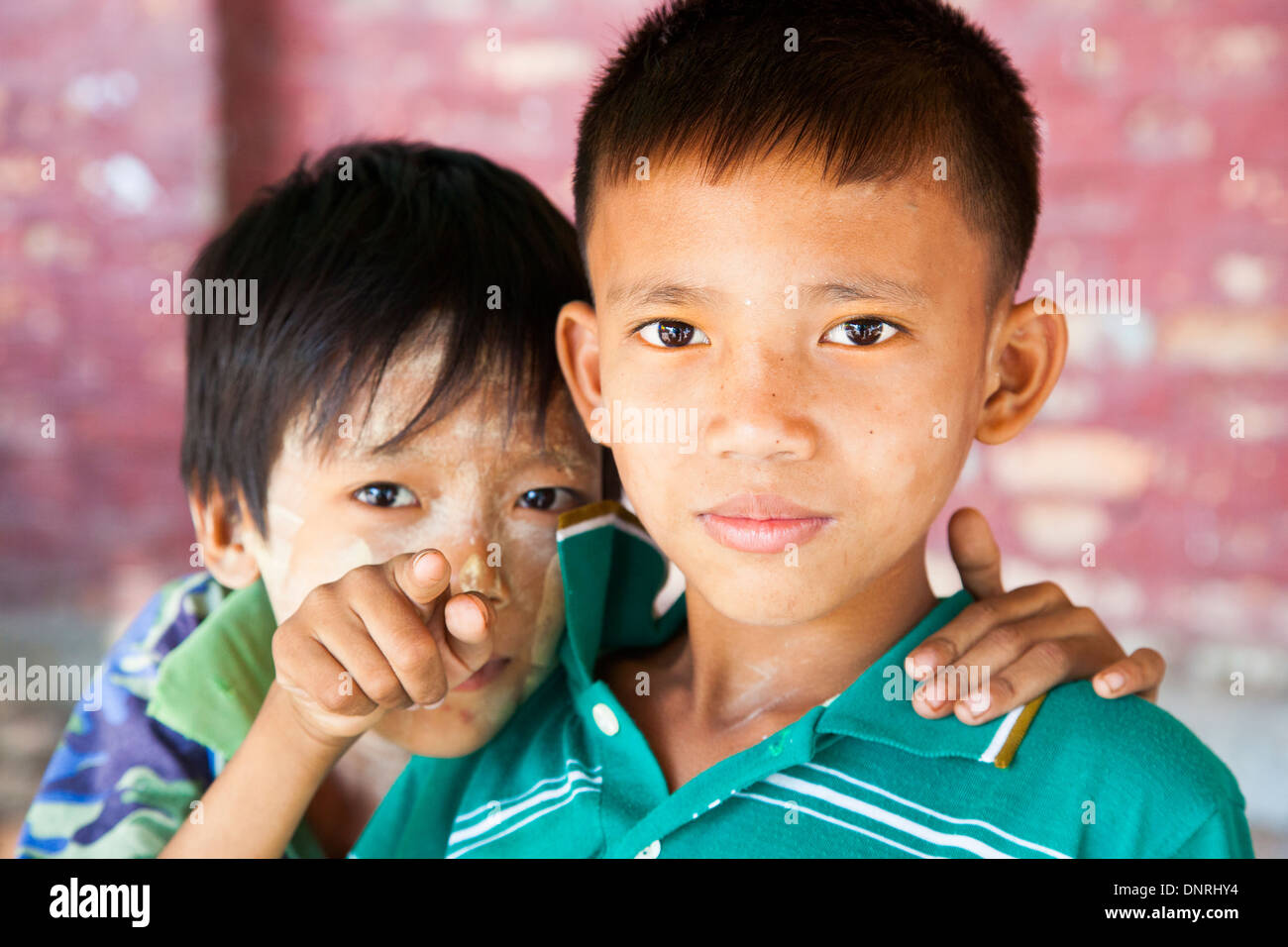 Los niños birmanos en Yangon, Myanmar Foto de stock