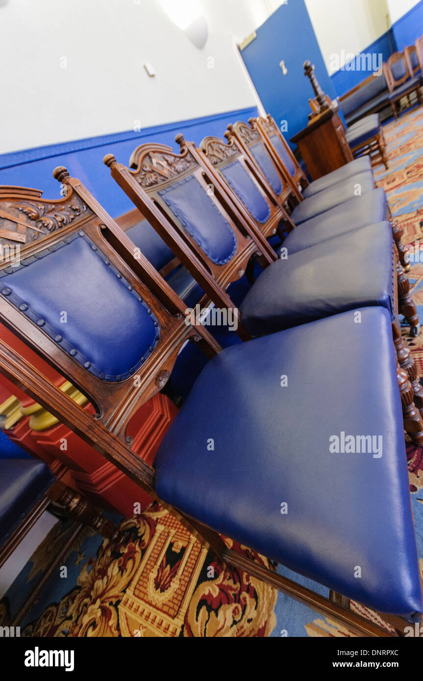 Fila de sillas azules en una logia masónica habitación Fotografía de stock  - Alamy