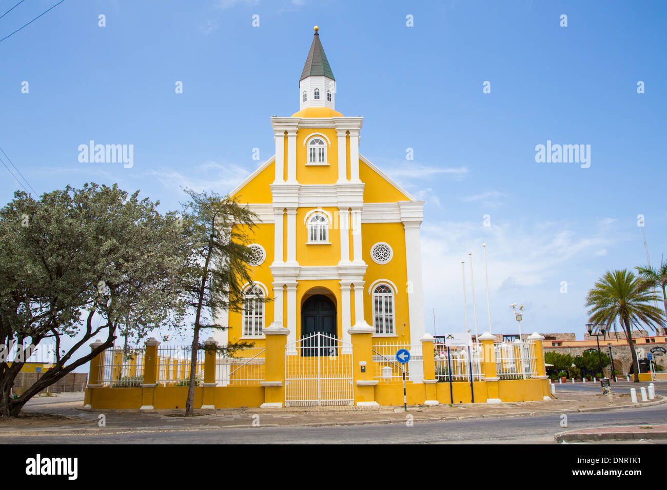 Una iglesia en los brillantes colores del Caribe, Curaçao. Foto de stock