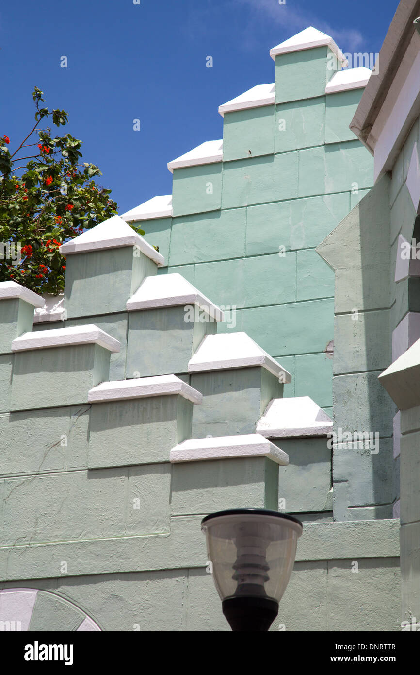 Detalle de la línea del techo de un edificio singular en la isla caribeña de Curazao Foto de stock