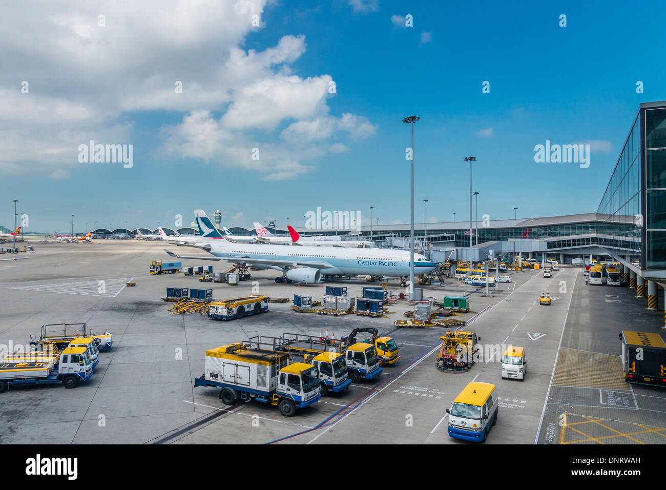 Vista de la plataforma de estacionamiento, el Aeropuerto Internacional de Hong Kong, Hong Kong Foto de stock