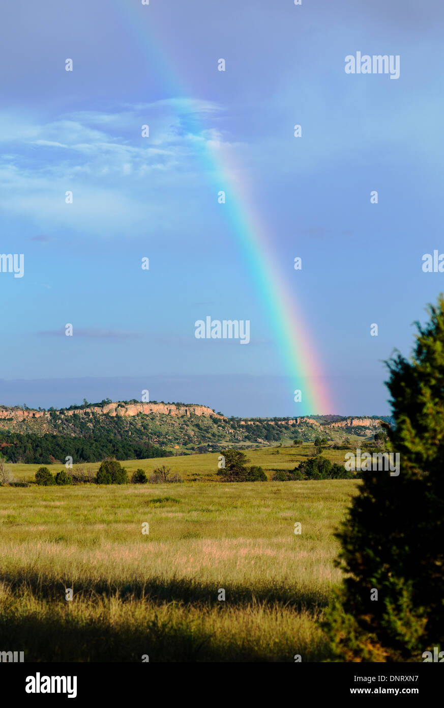 Arco iris sobre los campos al sur de Colorado Springs, Colorado, EE.UU. Foto de stock