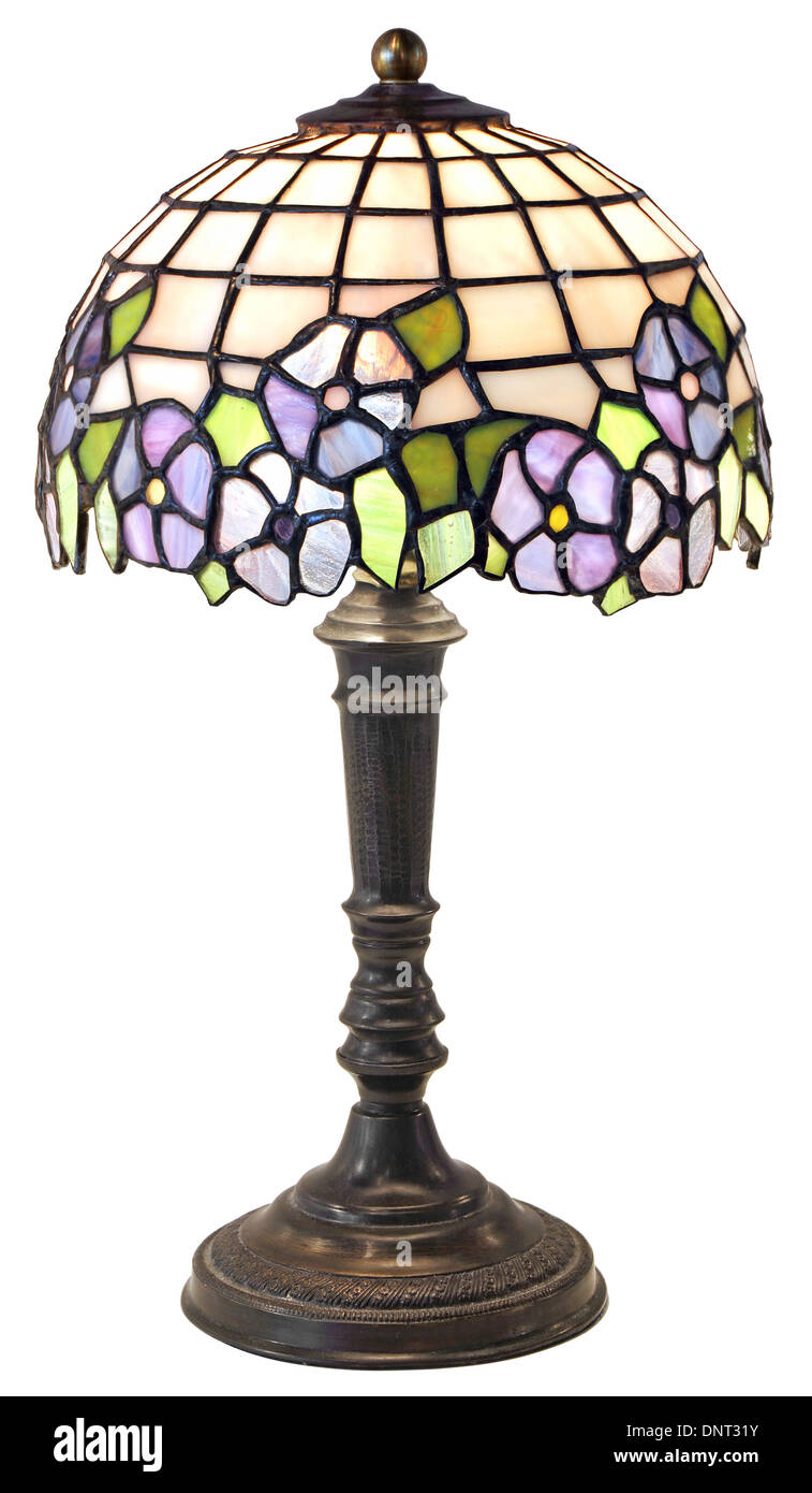 Tiffany Lámpara de mesa aislado sobre fondo blanco. Foto de stock