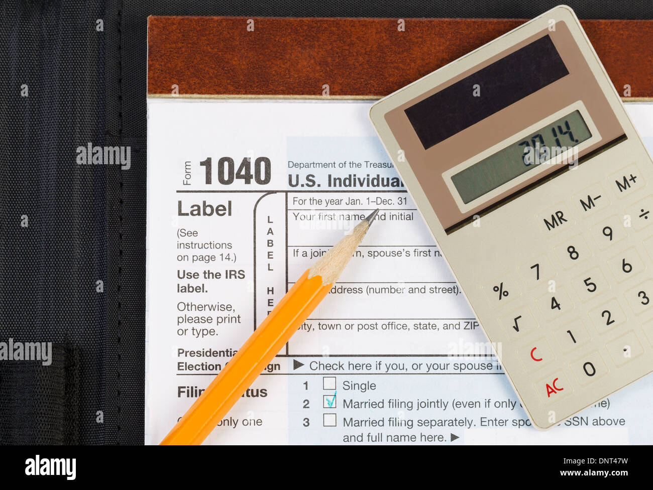 Foto horizontal de Estados Unidos el formulario de impuestos 1040, de los ingresos individuales, con calculadora y lápiz en nylon carpeta Foto de stock