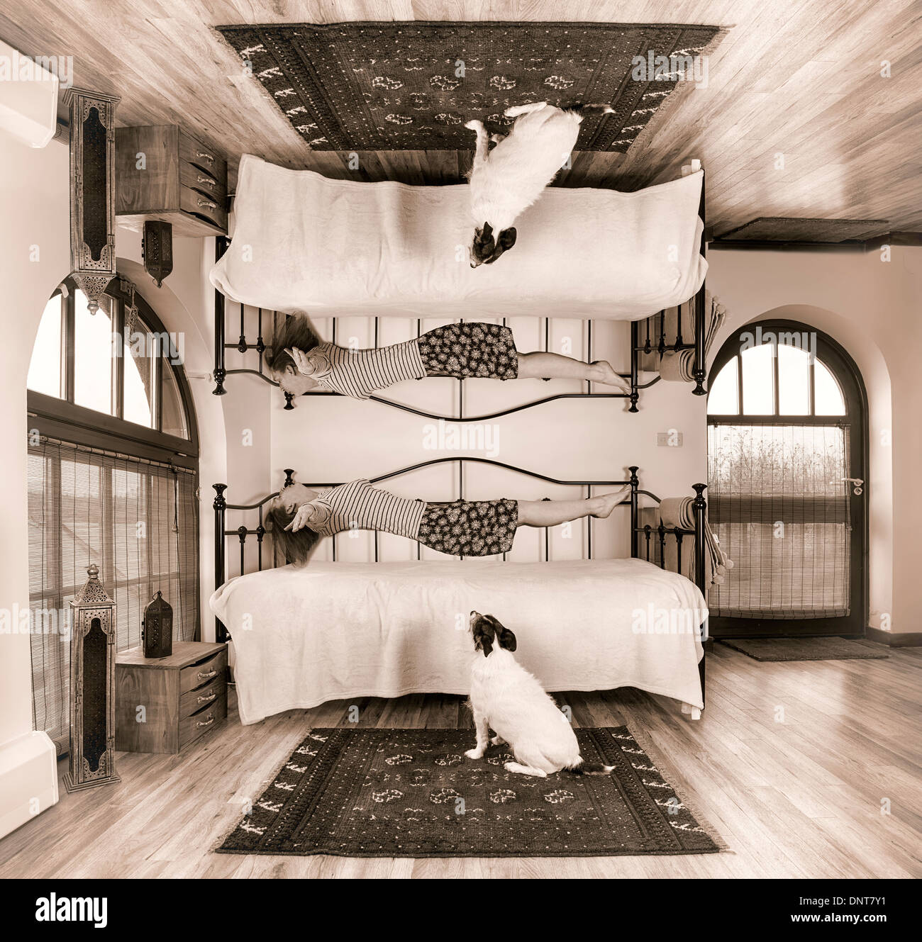 Sueño surrealista escena de mujer levitar off cama Foto de stock