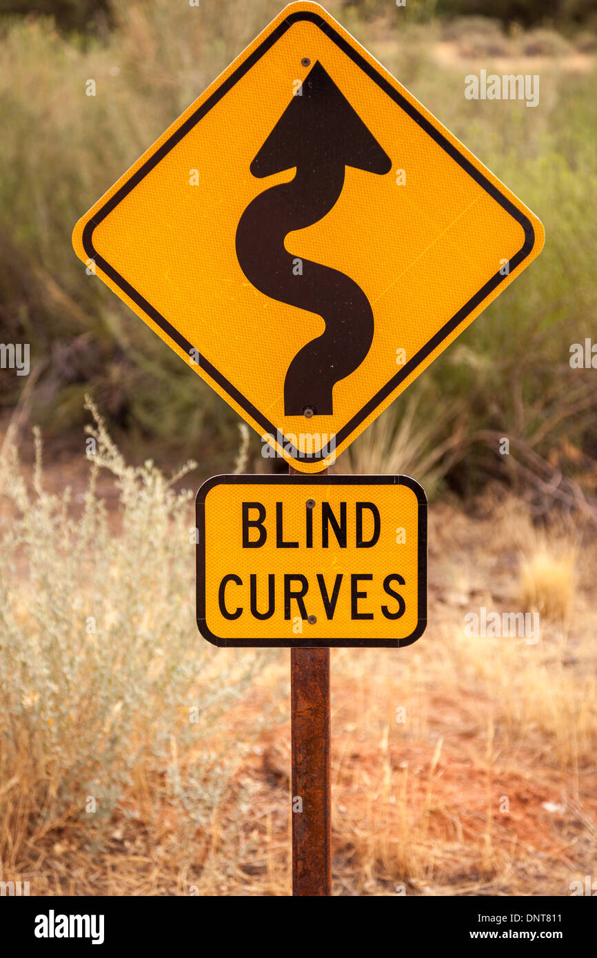 Señal de tráfico curvas ciegas en el Parque Nacional de Zion, Utah, EE.UU. Foto de stock