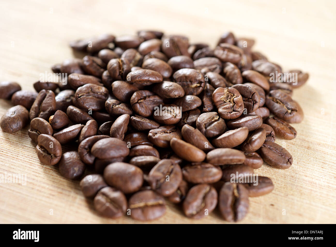 Los granos de café marrón sobre la mesa Foto de stock