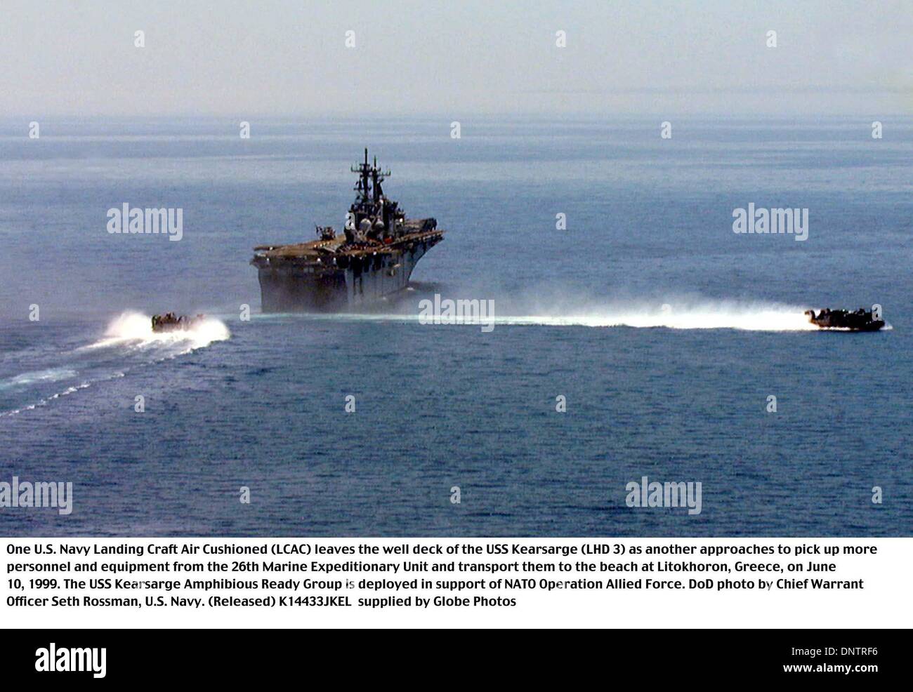 Junio 1, 1999 - Litokhoron, Grecia - 990610-N-9593R-015. ..Una Marina de EE.UU. Desembarco acolchada de aire (LCAC) deja la cubierta del USS Kearsarge (LHD 3) como otros enfoques para recoger más personal y equipo de la 26ta Unidad Expedicionaria de la Infantería de Marina y el transporte a la playa en Litokhoron, Grecia, el 10 de junio de 1999. El USS Kearsarge Amphibious Ready Group es deploye Foto de stock