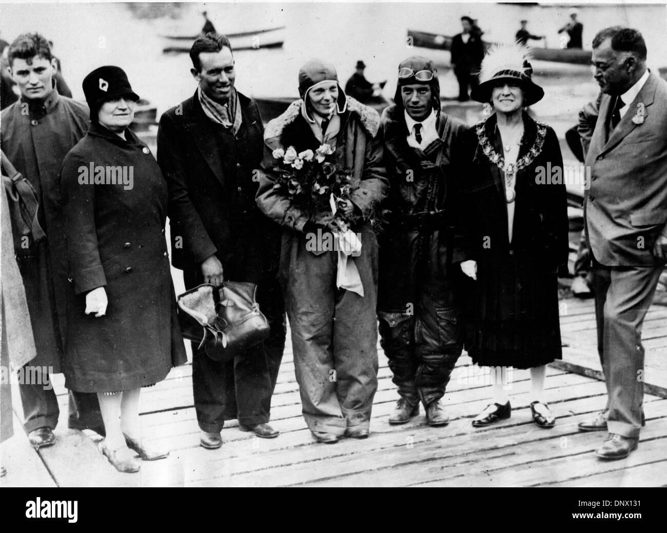 Junio 3, 1928 - Nueva York, NY, EE.UU. - Mecánico/co-piloto Luis "SLIM" Gordon, comandante y piloto Amelia Earhart WILMER STULTZ tras cruzar el Atlántico (por primera vez con una mujer) en el plano "amistad". (Crédito de la Imagen: © KEYSTONE Pictures/ZUMAPRESS.com) Foto de stock