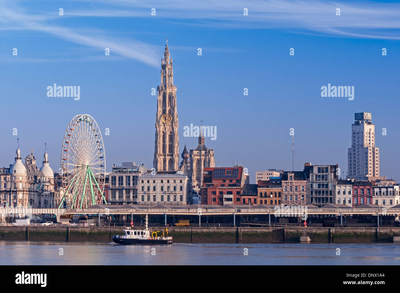 Con vistas a la ciudad, de la catedral y la noria con la Torre KBC Torengebouw Amberes Bélgica Foto de stock