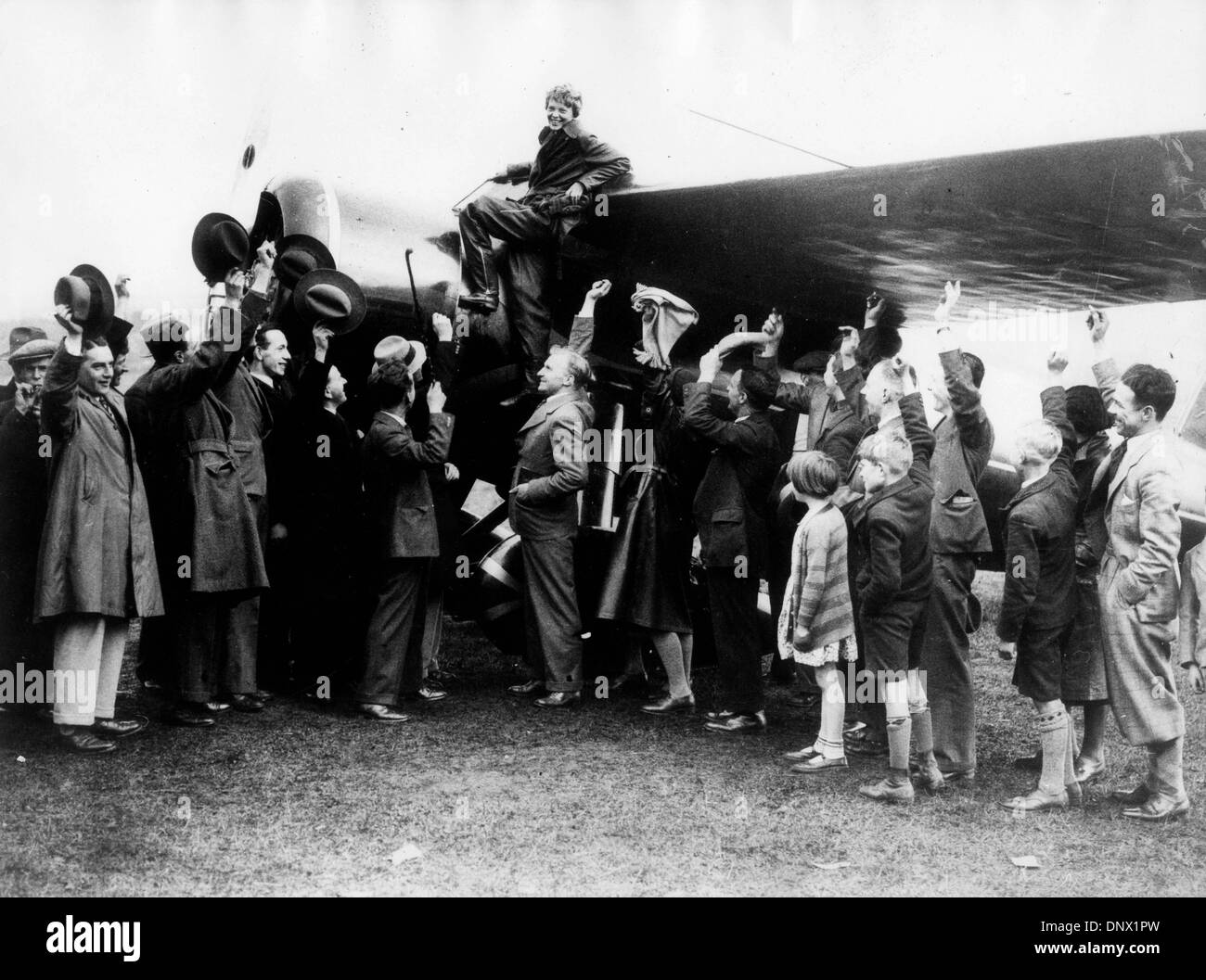 Mayo 21, 1932 - Londonderry, Irlanda - El aviador femenino Amelia Earhart, la primera mujer en volar sola cruzando el Atlántico recibe aplausos de la multitud después de tocar en Irlanda del Norte. (Crédito de la Imagen: © KEYSTONE USA/ZUMAPRESS.com) imágenes Foto de stock