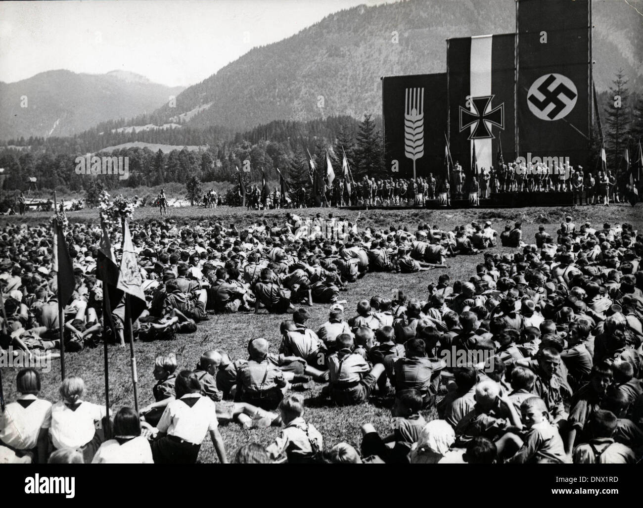 Mayo 1, 1933 - Lenggries, Baviera, Germay - mil chicos alemanes procedentes de países extranjeros están de gira por Alemania. El comienzo de su viaje es su visita de un campamento de la organización de la Juventud de Hitler en los Alpes cerca de Lenggries en Baviera. Foto: la recepción de los muchachos por el dirigente de la Juventud de Hitler, el 8 de agosto de 1935. (Crédito de la Imagen: © KEYSTONE USA/ZUMAPRES Imágenes Foto de stock