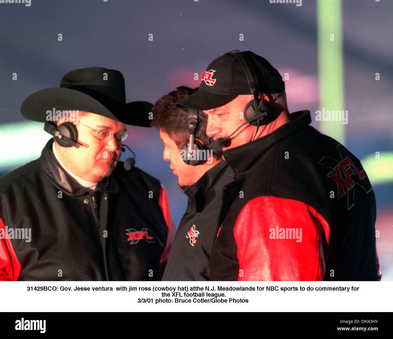 Marzo 3, 2001 - 31429BCO: Gov. Jesse ventura con Jim Ross (sombrero de  cowboy) enla N.J. Meadowlands para NBC Sports para hacer comentarios sobre  la liga de fútbol XFL..3/3/01 Bruce Cotler/ Fotos(Crédito