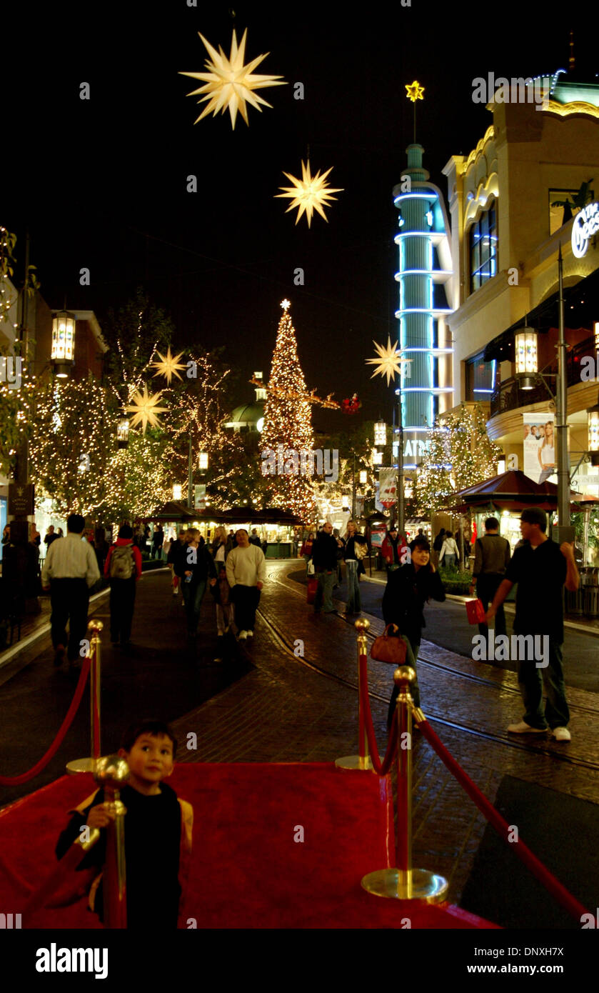 Dec 13, 2005; Los Ángeles, CA, .; El Grove arrancó la temporada  navideña con la iluminación de los 100 pies. Árbol de Navidad. Los  sombreros de copa y otros invitados famosos como