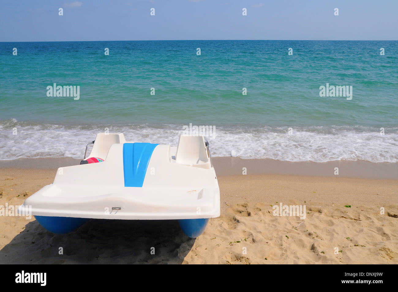 Pedal boat at beach fotografías e imágenes de alta resolución - Alamy