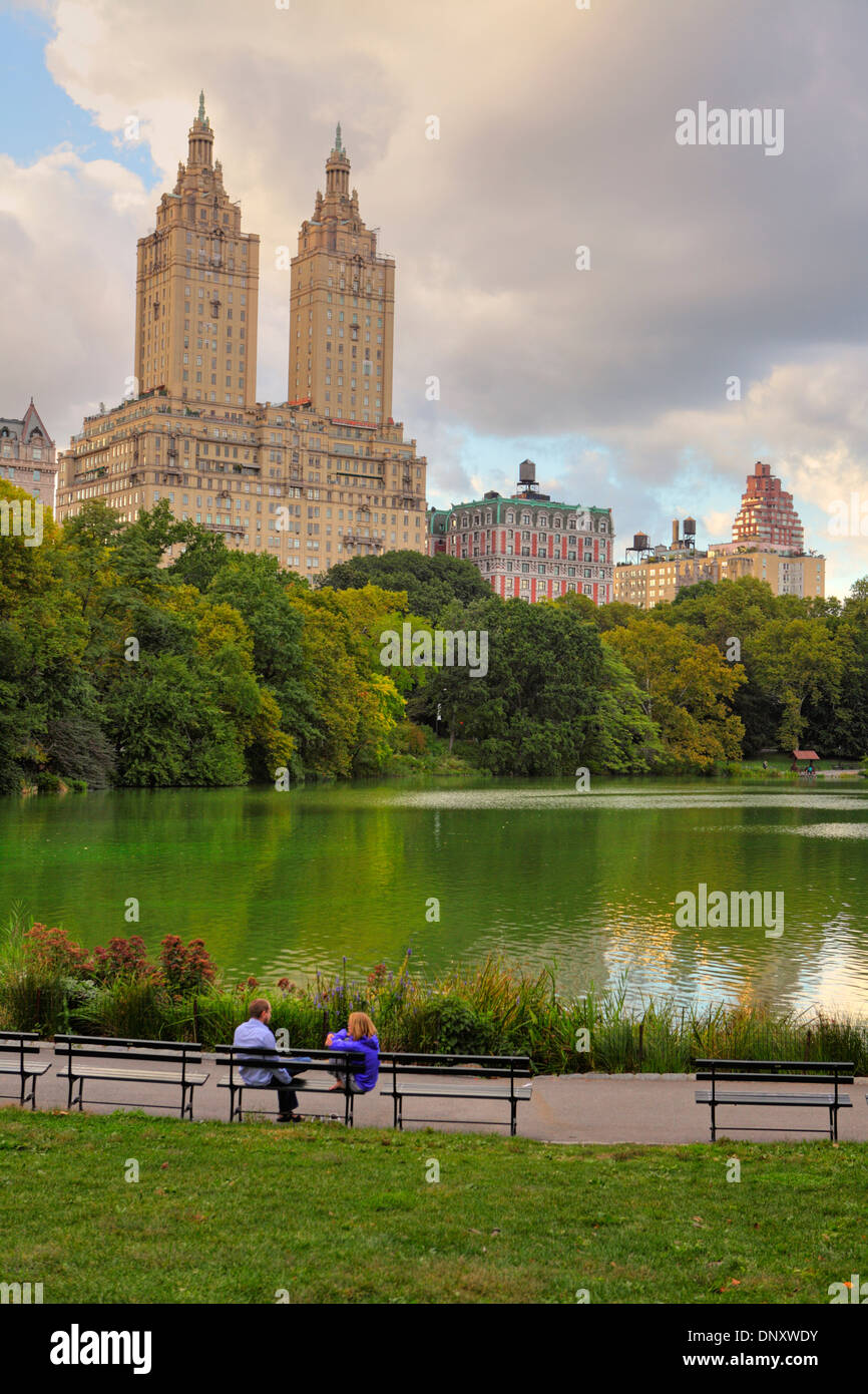 Central Park y el Edificio de San Remo, la ciudad de Nueva York, EE.UU. Foto de stock