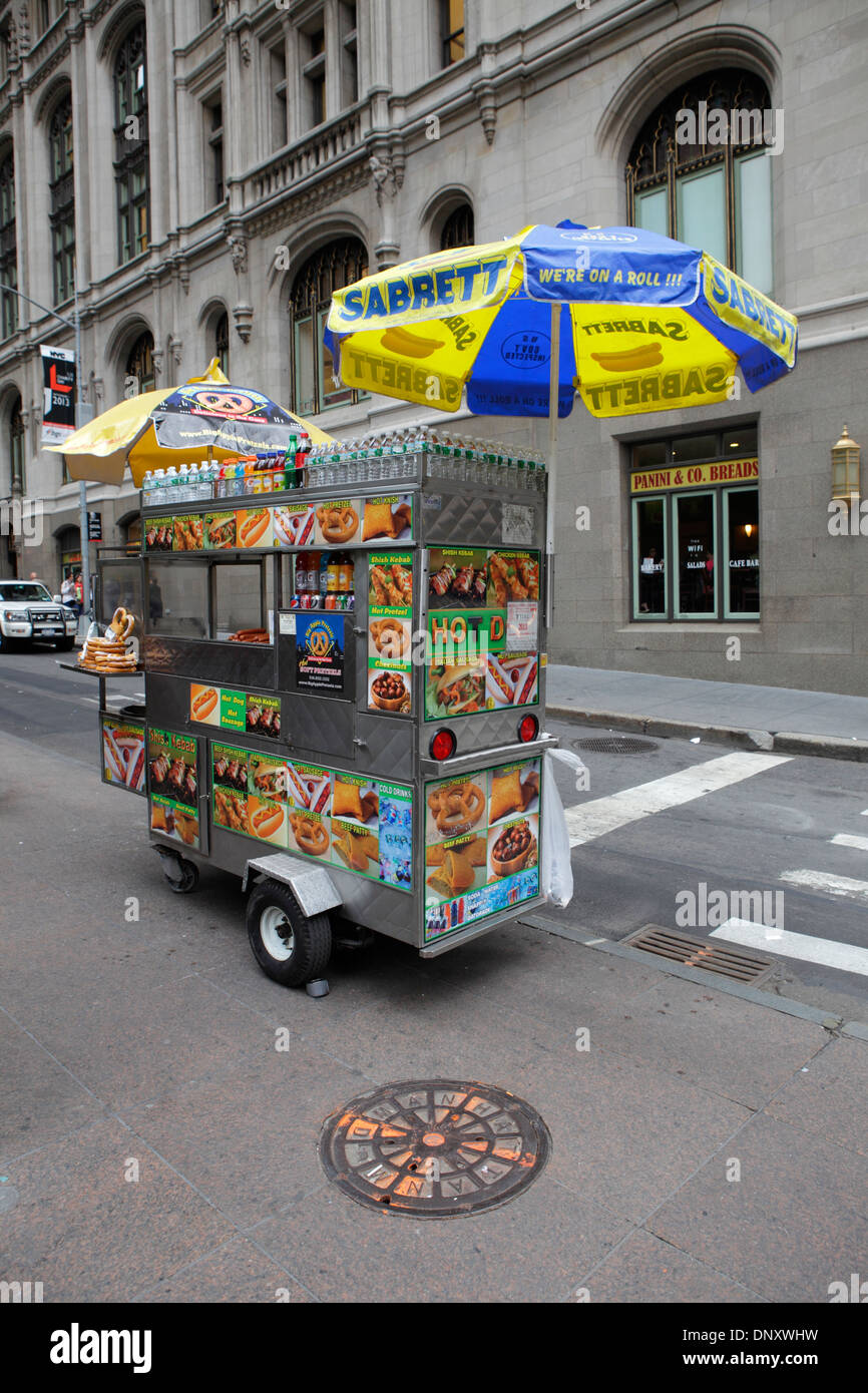 Un hot dog carro de comida ambulante, la ciudad de Nueva York, EE.UU  Fotografía de stock - Alamy