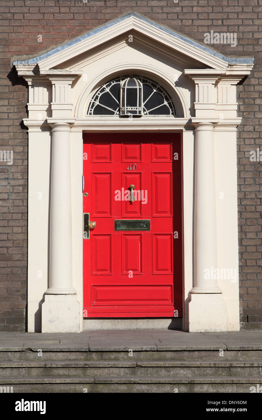 Puerta georgiana tradicional en Saint Stephen's Green, en Dublín, Irlanda Foto de stock