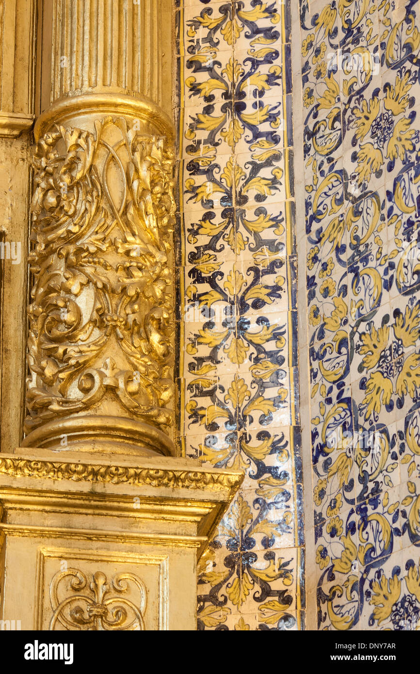 Azulejos portugueses tejas pintadas con dibujos florales junto al pilar de oro Convento dos Loios iglesia Évora Alentejo Portugal Foto de stock