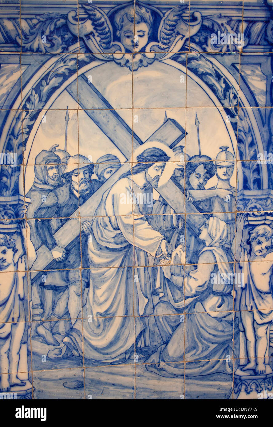 Azulejos azulejos portugueses pintados pintura de Cristo llevando la cruz Igreja de São Francisco Iglesia Évora Alentejo Portugal Foto de stock