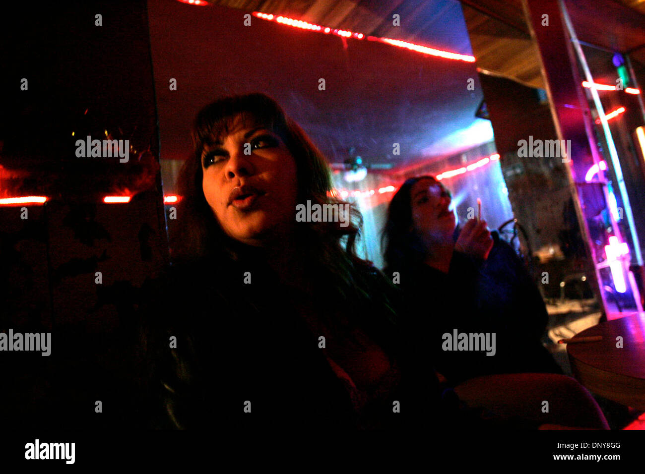 Jan 18, 2006; Nuevo Laredo, México; Marta se sienta con un amigo, ambos  boystown prostitutas en Nuevo Laredo, a la espera de ser abordados por  hombres bebiendo en el bar. Crédito: Foto