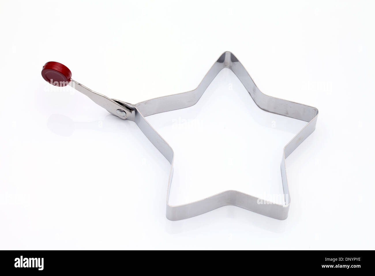 Cortador de galletas en forma de estrella sobre fondo blanco. Foto de stock