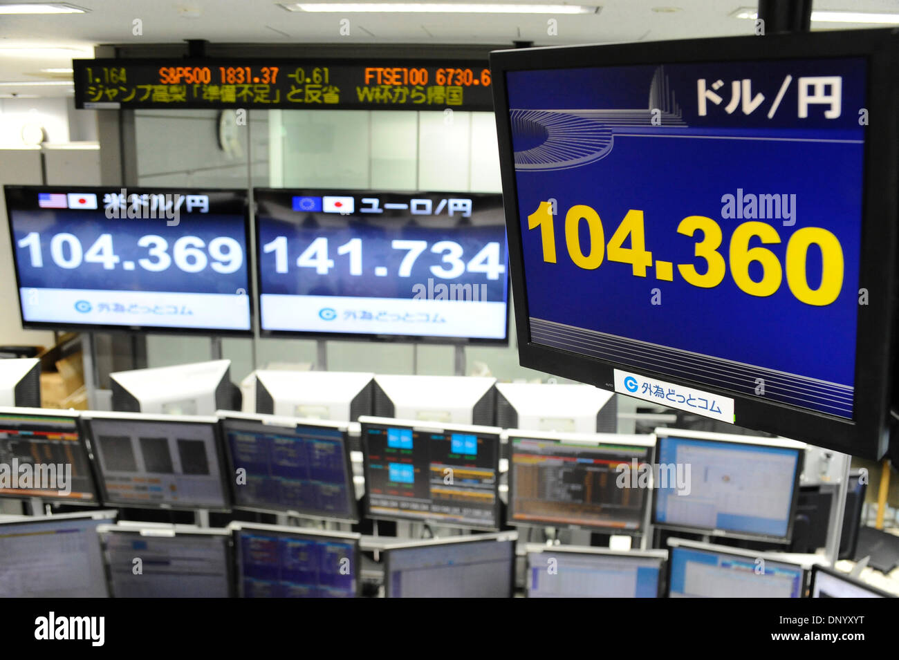 Tokio, Japón. El 6 de enero de 2014. Las existencias de Tokio caer más de 350 puntos el lunes, 6 de enero de 2014, el año nuevo del primer día traiding. El 225-tema Stock promedio Nikkei cayó 382.43 puntos a partir del 30 de diciembre para cerrar en 15,908.88. El yen permanece en la mitad de 104 yen marca contra el dólar y el yen 141-Nivel superior frente al euro. Crédito: Koichiro Suzuki/AFLO/Alamy Live News Foto de stock