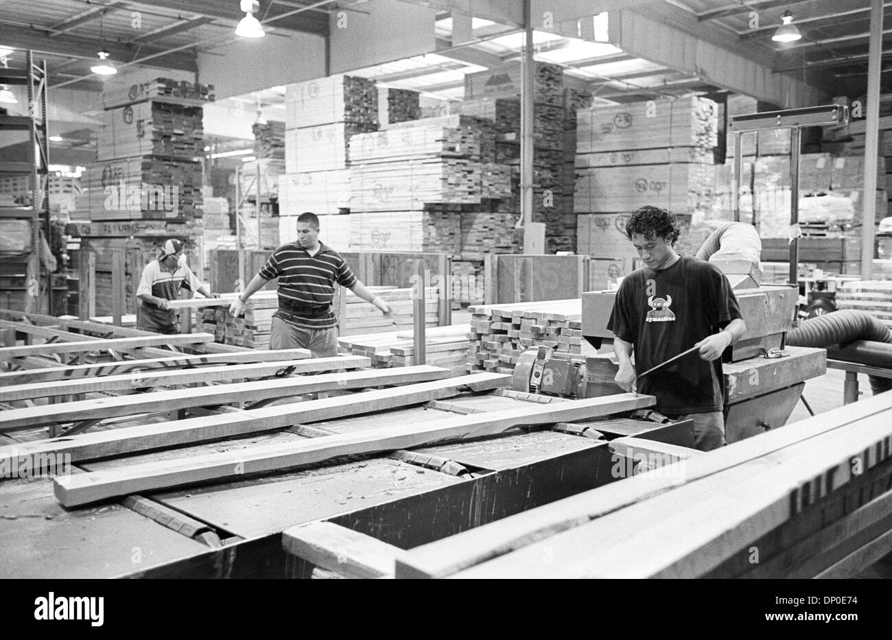 Mar 13, 2006; Corona, CA, EE.UU.; Foto de archivo: Agosto 2004; planta de  guardabarros de la Corona. Los 177.000 pies cuadrados de fábrica emplea a  720 trabajadores del guardabarros edificio de más
