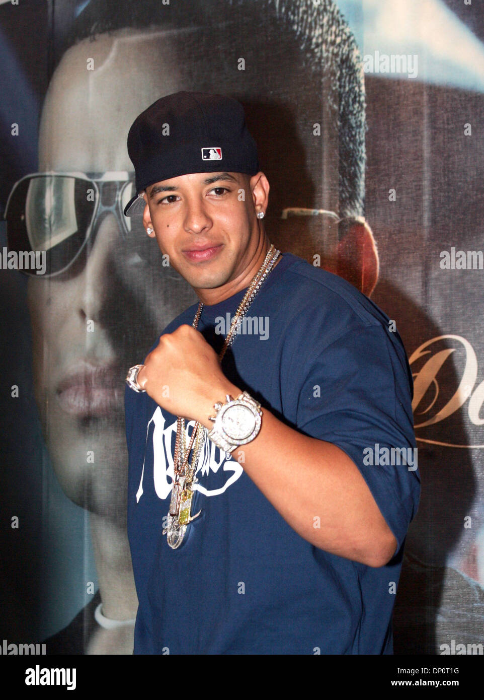 Abr 02, 2006; Ciudad de México, México; el rapero puertorriqueño Daddy  Yankee posa durante una sesión fotográfica con los medios durante una  conferencia de prensa, el 02 de abril, 2006. Daddy Yankee