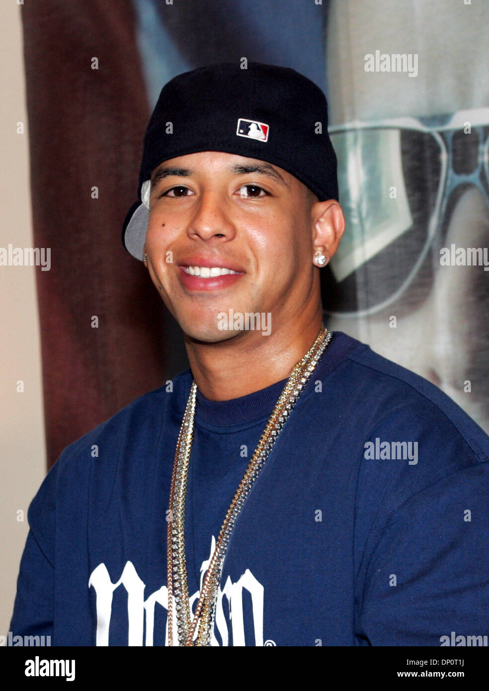 Abr 02, 2006; Ciudad de México, México; el rapero puertorriqueño Daddy  Yankee posa durante una sesión fotográfica con los medios durante una  conferencia de prensa, el 02 de abril, 2006. Daddy Yankee