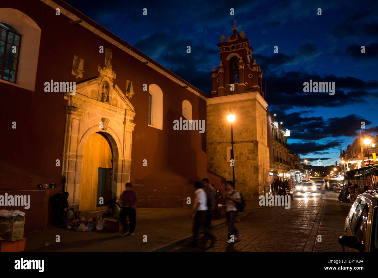 Fook mercado fuera de la iglesia San Juan de Dios al anochecer. Oaxaca,  Oaxaca. México Fotografía de stock - Alamy