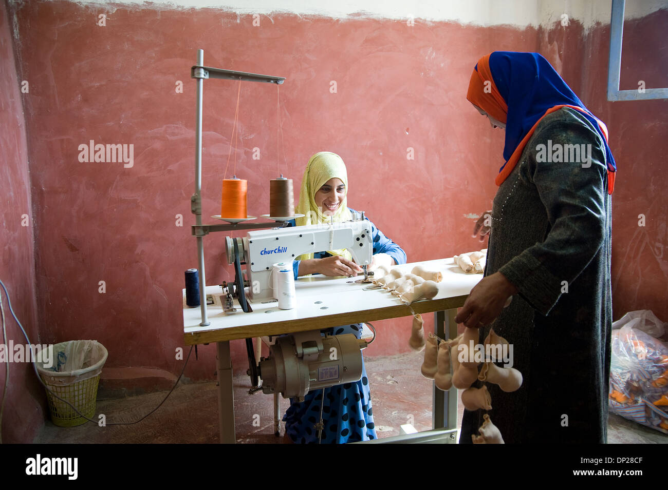 Bilbeis, Egipto: jóvenes mujeres egipcias trabajaba como costurera en casa para Sekem empresa para tener un poco de ingresos Foto de stock