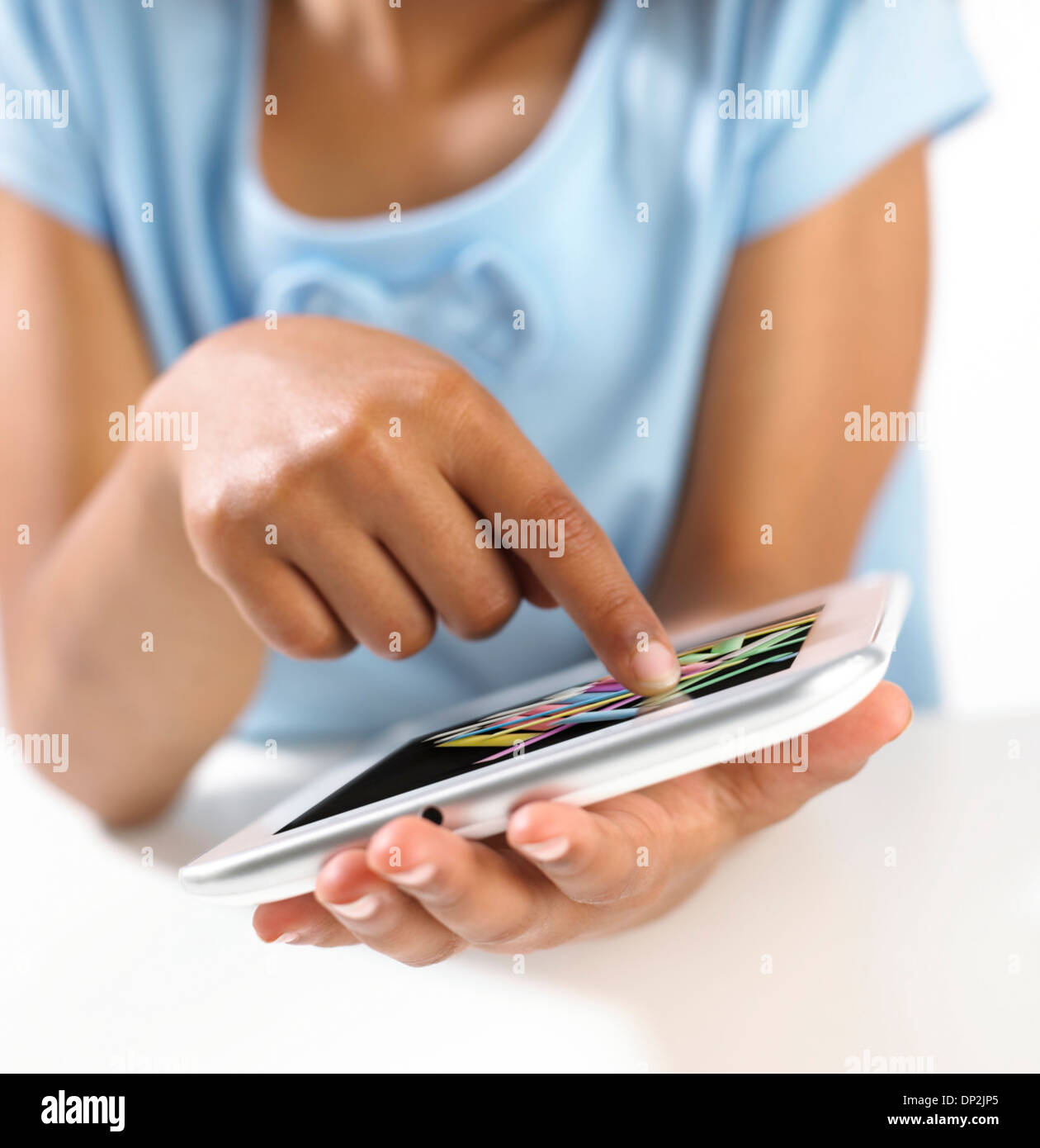 Chica utilizando tablet pc Foto de stock