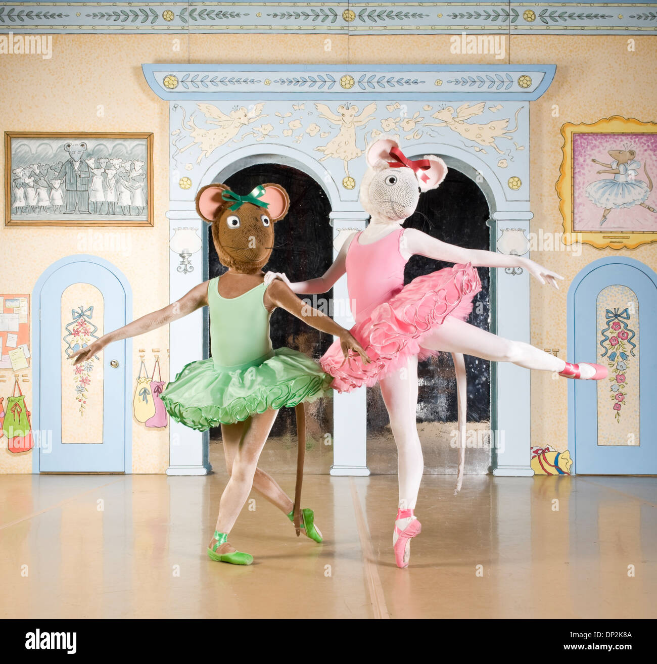 Angelina Ballerina en Pointe con su amigo fotografiados en el estudio  Fotografía de stock - Alamy