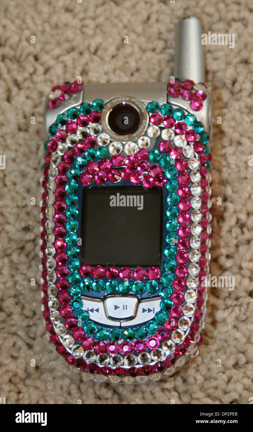 Jun 10, 2006; Laguna Beach, CA, EE.UU.; un teléfono celular obtiene  decorado con cristales de Swarovski - un término conocido como Blinging.  Muchos jóvenes celebridades tienen sus teléfonos, ayudantes y moras blinged.