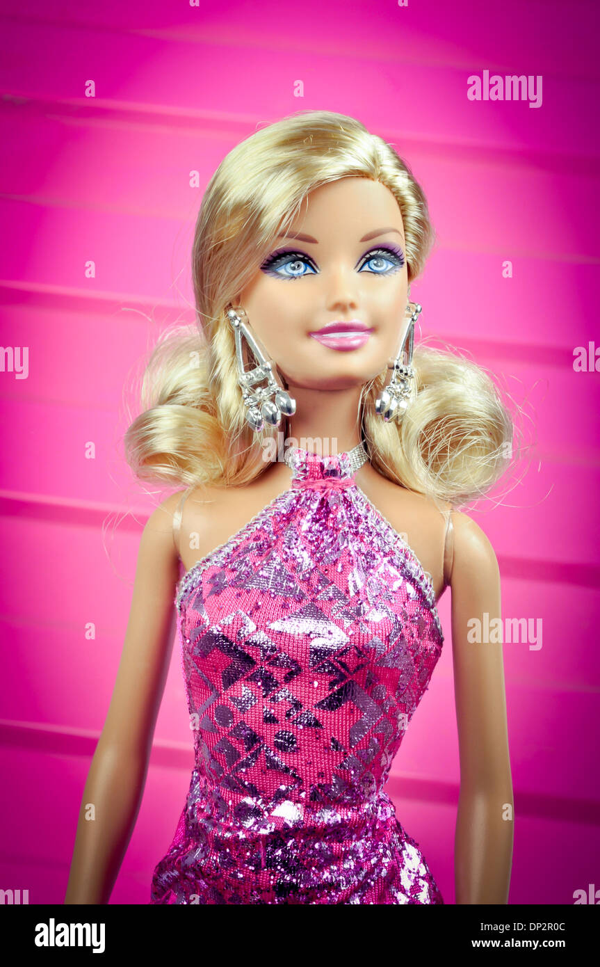 Perseo izquierda Muchas situaciones peligrosas Barbie vestidos en rosa sobre fondo de color rosa Fotografía de stock -  Alamy