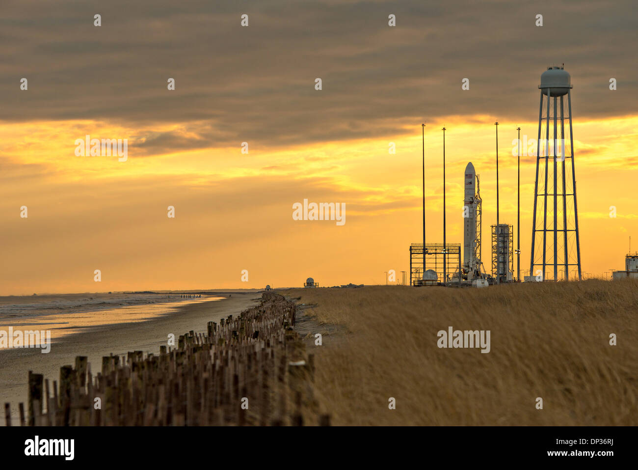 Orbital Sciences Corporation Antares cohete en Launch Pad-0A de la NASA Wallops Flight Facility, listo para su lanzamiento el 6 de enero de 2014 en la Isla de Wallops, Virginia. El Antares Cygnus lanzará una nave en una misión de reabastecimiento de carga a la estación espacial internacional prevista para el 8 de enero de 2014. Foto de stock