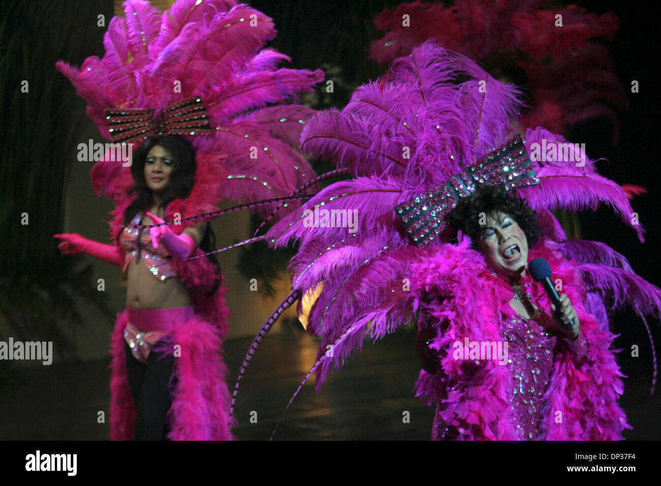 Jun 23, 2006; Yakarta, Indonesia; Tata dado y su cabaret show 'Silver Boys'  mostrar su rendimiento en el día final del certamen de belleza Miss  travesti Indonesia 2006. La existencia de personas