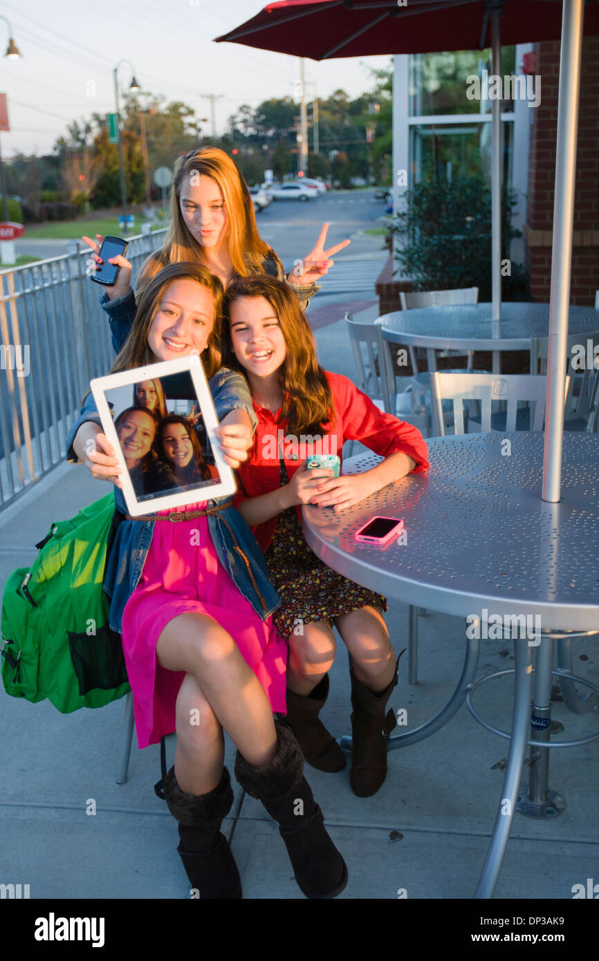 Retrato de las niñas en el Cafe con Tablet PC, EE.UU. Foto de stock