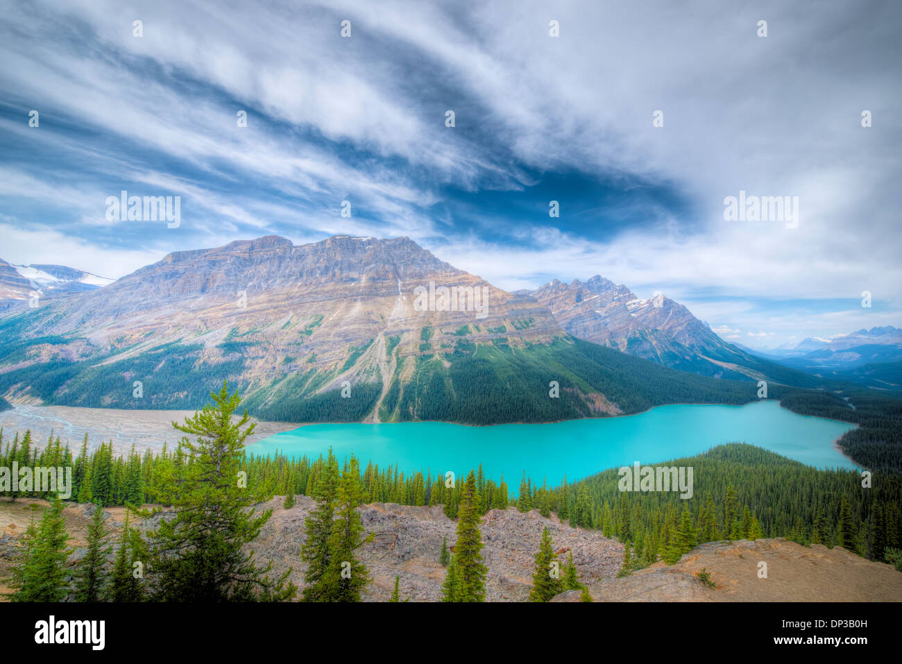 Lago Peyto, Icefields Parkway, Alberta, Canadá, Canadian Rockies, color azul de glaciales y cieno de piedra caliza. Foto de stock