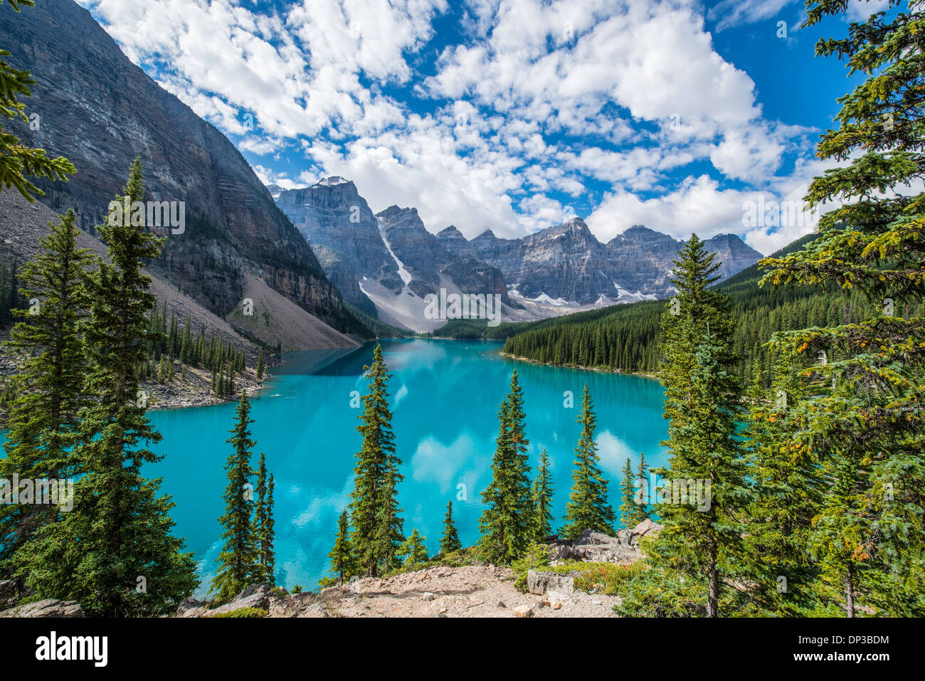 El Lago Moraine, el Parque Nacional de Banff, Alberta, Canadá, Canadian Rockies, color azul de glaciales y cieno de piedra caliza. Foto de stock