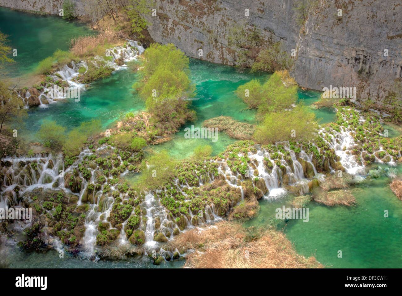 Cascadas de agua azul-verde. Parque Nacional de los Lagos de Plitvice, Croacia color agua de piedra caliza y travertino Foto de stock