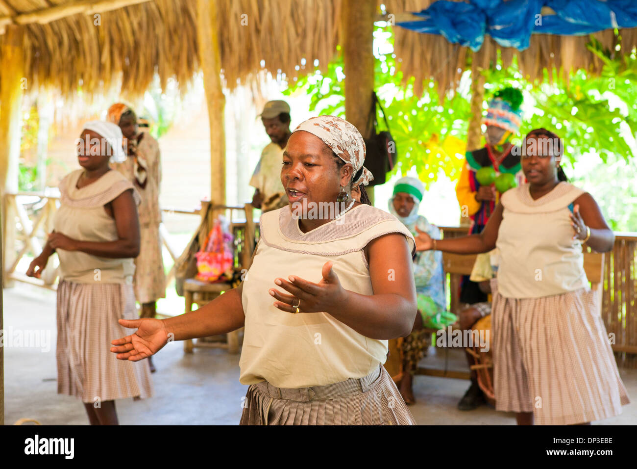 En trajes tradicionales, bailadores Garifuna muestran sus raíces culturales en Yubu experiencia Garifuna. Roatán, Honduras Foto de stock