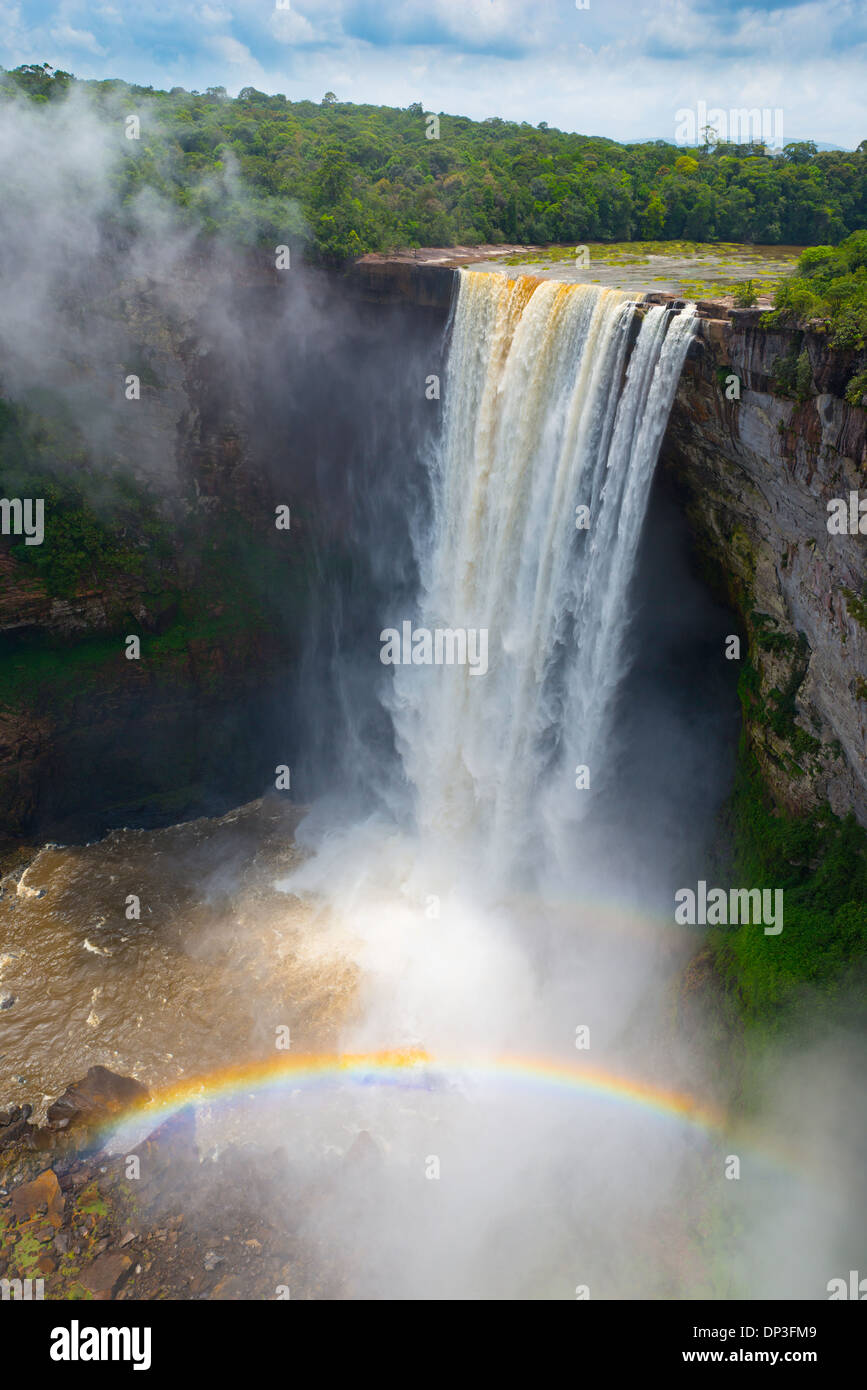 Raainbow en Kaieteur Falls, el Parque Nacional de Kaieteur, Guyana, Río de patata, combina el enorme volumen de agua con 822 caída del pie Foto de stock