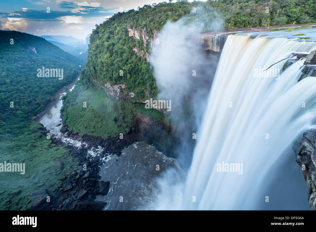 Las cataratas de Kaieteur, el Parque Nacional de Kaieteur, Guyana, Río de patata, combina el enorme volumen de agua con 822 caída del pie Foto de stock