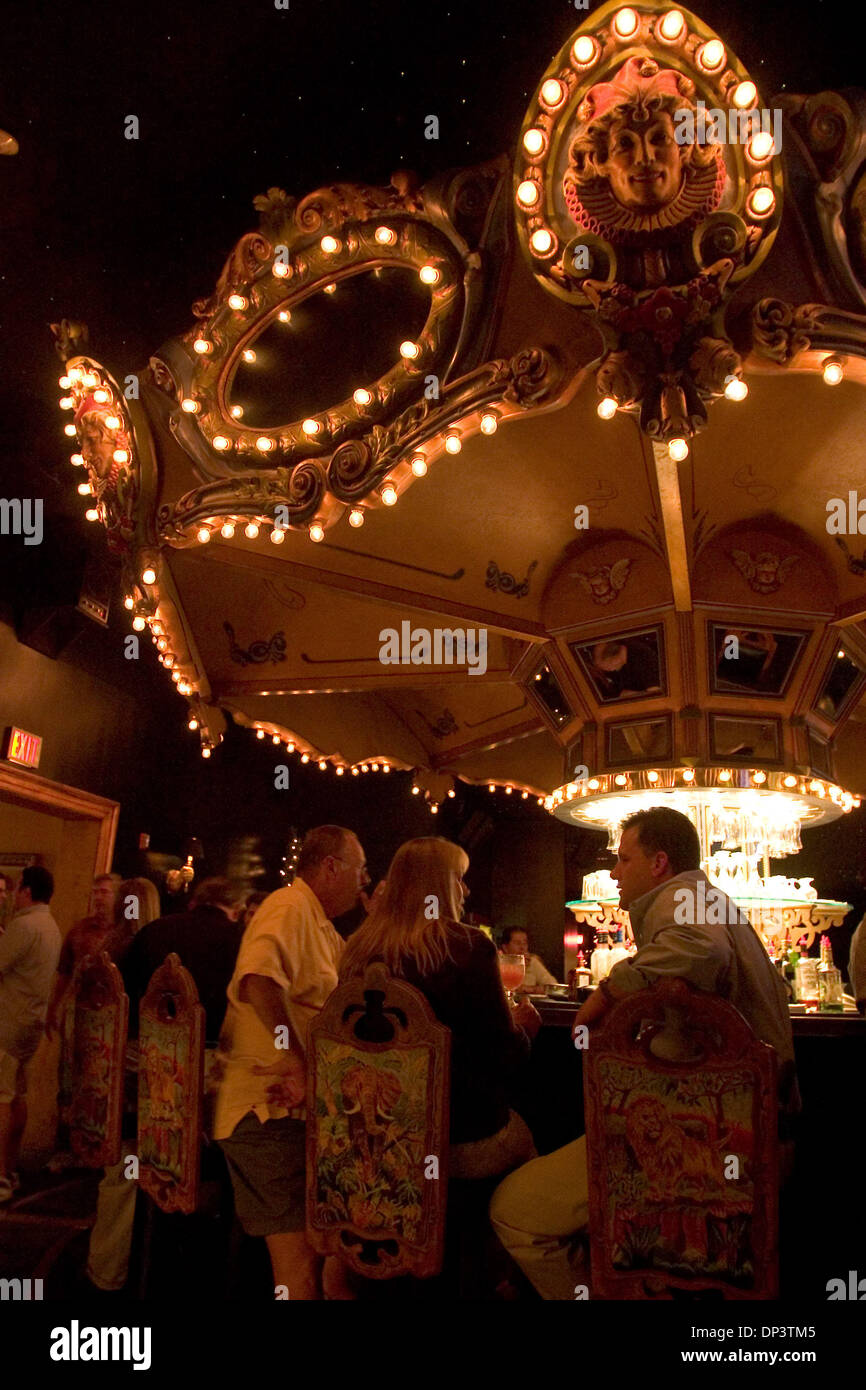 17 Jul, 2006; Nueva Orleans, EE.UU.; el Carrusel Piano Bar y Lounge en el Hotel Monteleone, es el hotel más antiguo del barrio francés. Originalmente un hotel de 64 habitaciones, cuando Antonio Monteleone lo compró en 1886 el Monteleone es uno de los más grandes hoteles en el French Quarter. El hotel es uno de los tres únicos hoteles de EE.UU. designado un Hito literario debido al número de autores que han s Foto de stock